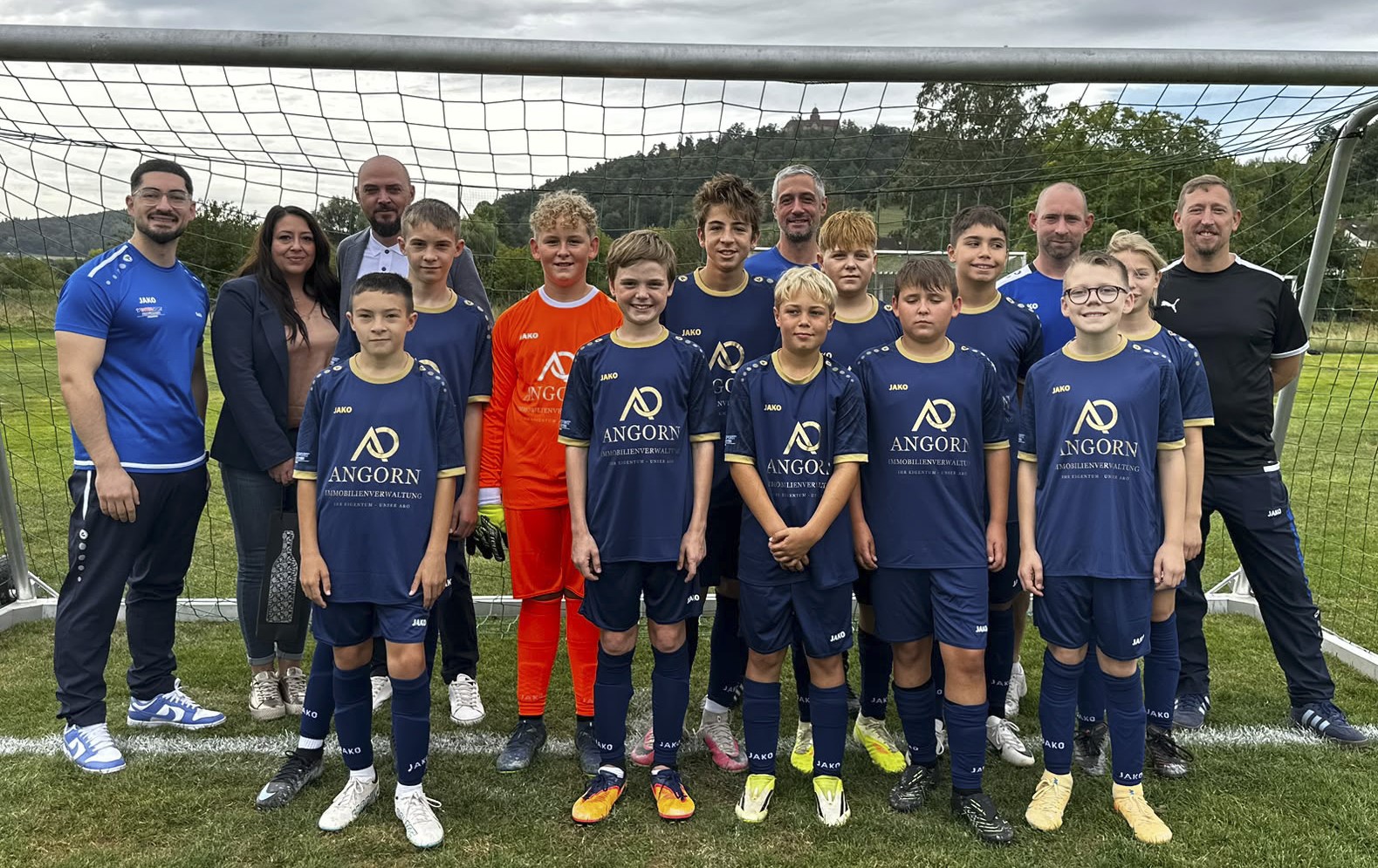 Unsere Mannschaft, die Sponsoren - Familie Angorn, Habib Özkan als Vertreter des TSV, unser Trainerteam Steffen Raitz, Michael Steinkönig und Cheftrainer Walter Wolf.